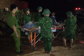 Đang giúp dân sau lũ thì tường đổ sập làm 3 người chết, 1 người bị thương