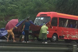 Ô tô khách và xe giường nằm va chạm trên cao tốc