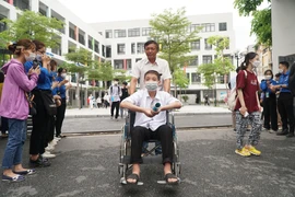 Kỳ thi đặc biệt của nam sinh ngồi xe lăn