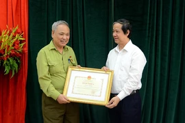 Bộ GD&ĐT tặng bằng khen cho cụ ông 82 tuổi đỗ tốt nghiệp THPT