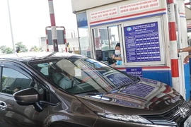 Một số điểm dán thẻ chật cứng ô tô ngày đầu thu phí tự động