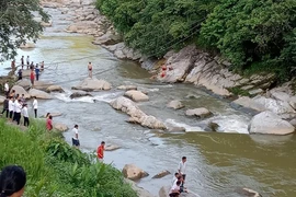 Tìm thấy thi thể nam du khách bị nước cuốn trôi khi ra suối chụp ảnh
