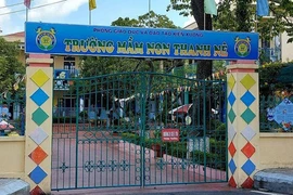 Tạm đình chỉ nữ giáo viên nghi 'cặp bồ' để làm tường trình