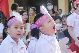 Hình ảnh ngộ nghĩnh của học sinh lớp 1 ở Hà Nội ngày đầu tiên tới trường