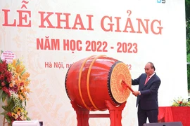 Chủ tịch nước Nguyễn Xuân Phúc đánh trống khai giảng năm học mới