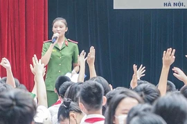 Học sinh hào hứng trong buổi tuyên truyền về an toàn giao thông