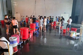 Cư dân 1 chung cư ở Hà Nội thức thâu đêm dùng xô, chậu... chờ lấy nước sạch