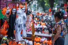 Màu sắc ma mị Halloween trên phố đồ chơi Hà Nội