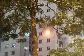 Cảnh sát cứu thoát 12 người trong đám cháy tại chung cư ở Hà Nội