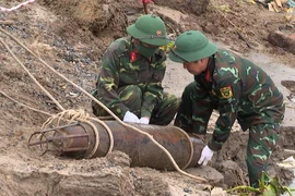 Phát hiện quả bom nặng hơn 100kg ngay dưới chân cầu