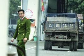 Hình ảnh công an khám xét Trạm đăng kiểm 29-03S tại Hà Nội