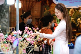 Chợ hoa lâu đời nhất Hà Nội nhộn nhịp Tết Nguyên đán