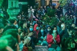 Người dân Hà Nội nườm nượp tới cầu an ở chùa Phúc Khánh