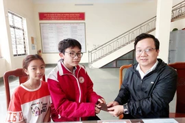 Hai học sinh nhặt được của rơi trả lại người đánh mất