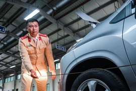 Hàng nghìn phương tiện được đăng kiểm khi có sự 'chi viện' của CSGT
