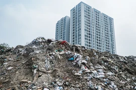 Cận cảnh núi rác tự phát cao cả chục mét 'bủa vây' chung cư ở Hà Nội