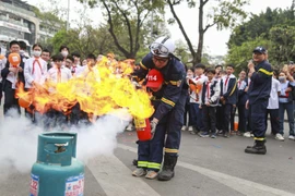 Học sinh Hà Nội hào hứng thực hành kỹ năng phòng cháy chữa cháy