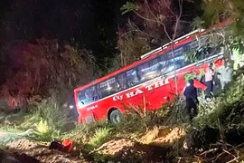 Xe khách mất lái lao vào vách núi trong đêm, 2 người thương vong