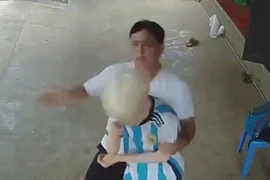 Công an làm việc với người đàn ông đánh bé trai 14 tuổi