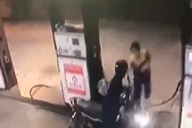 Khởi tố người giật tiền của nhân viên cây xăng