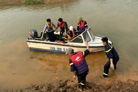 Lật thuyền trên sông khiến 3 người mất tích