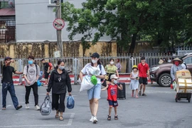 Người dân lỉnh kỉnh đồ đạc trở lại Thủ đô sau dịp nghỉ lễ