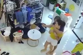 Khởi tố kẻ dùng dao đe dọa định cưỡng hiếp cô gái trong shop quần áo