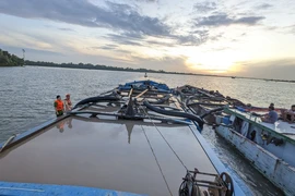 Cục CSGT phối hợp bắt giữ 7 tàu khai thác cát trái phép
