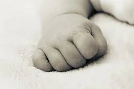 Phát hiện thi thể trẻ sơ sinh ở thềm nhà bếp của công an xã