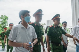Hình ảnh cảnh sát dẫn giải các bị cáo vụ chuyến bay giải cứu tới tòa nghe tuyên án