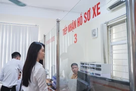 Gặp khó khi đi đăng ký biển số xe định danh, vì sao?