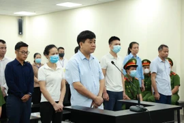 Hình ảnh ông Nguyễn Đức Chung cùng 14 bị cáo hầu tòa sáng nay 25-8