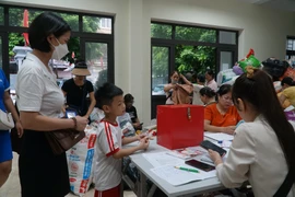 Người dân ủng hộ tiền, thực phẩm cho nạn nhân trong vụ cháy chung cư mini ở Hà Nội