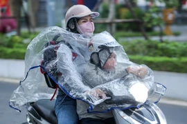 Hà Nội: Người dân co ro ra đường dưới nền nhiệt độ thấp, kèm theo mưa phùn