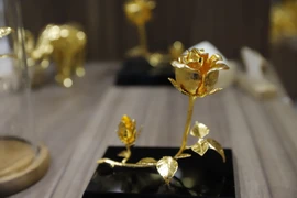 Hoa dát vàng tiền triệu được bày bán dịp 20-10