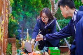 Học sinh vượt đường xa đến viếng mộ Nhà giáo Văn Như Cương nhân dịp Ngày nhà giáo Việt Nam 