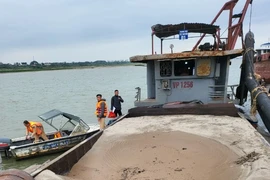 Cục CSGT bắt quả tang vụ khai thác cát trái phép trên sông Hồng 