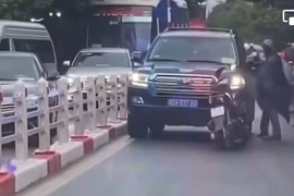 CSGT mời người chặn xe biển xanh đi ngược chiều ở Hà Nội lên làm việc