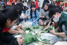 Học sinh hào hứng gói bánh chưng Tết tặng bạn có hoàn cảnh khó khăn