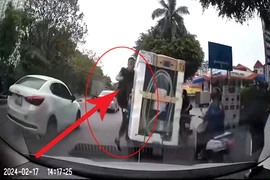 Xác minh vụ tài xế ô tô đạp ngã người đi đường