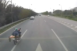 Tạm giữ hình sự thanh niên nằm trên xe máy lao vun vút trên Đại lộ Thăng Long