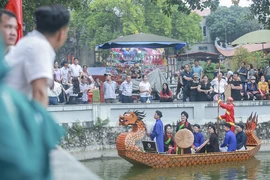 Hàng nghìn người đổ về hội Lim ở Bắc Ninh nghe quan họ