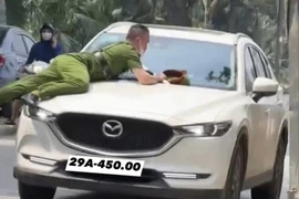 Tài xế xe Mazda dương tính với ma túy hất văng cảnh sát lên nắp capo