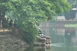 Thi thể nữ sinh viên nổi trên mặt hồ, ba lô mang trên người có gạch