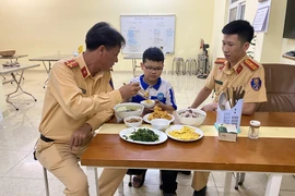 Cháu bé ở Vĩnh Phúc đi lạc xuống Hà Nội được CSGT giúp đoàn tụ với gia đình
