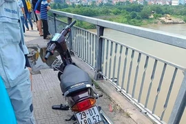 Hà Nội: Tìm kiếm nam thanh niên nghi nhảy cầu Đông Trù