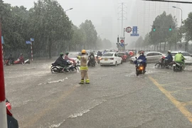 Cơn mưa lớn kéo dài đúng giờ đi làm buổi sáng, gây ùn tắc phố phường Hà Nội 