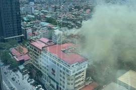 Hà Nội: Cháy khách sạn, cột khói bốc lên nghi ngút