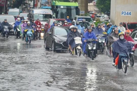 Giao thông ùn tắc ngày đầu tuần trong cơn mưa