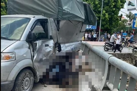 Tai nạn liên hoàn, 4 người trên xe máy bị ô tô ép vào lan can cầu, tử vong